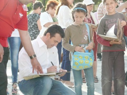 Palaz a oferit albume foto-documentare despre istoria Cazinoului